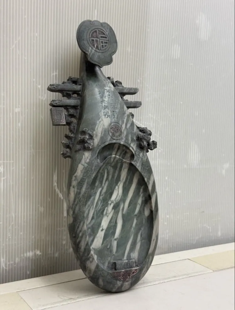 琵琶の形に彫られた石の硯