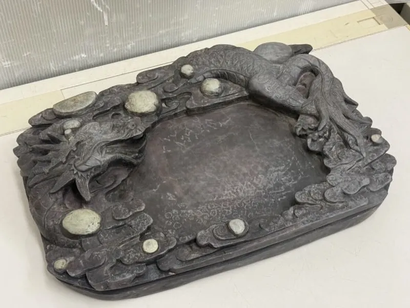 龍の彫刻が施された大きな硯