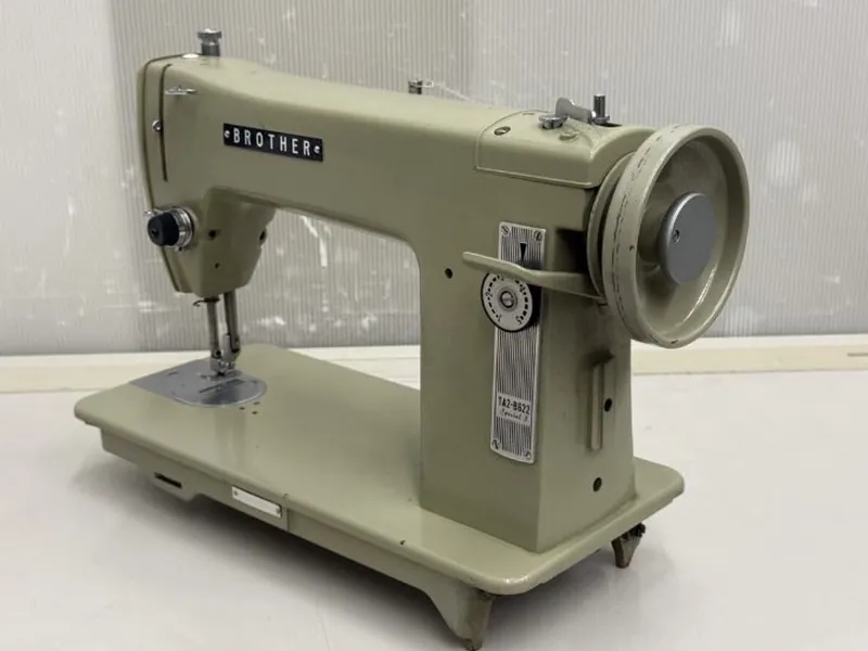 昔の職業用ミシン