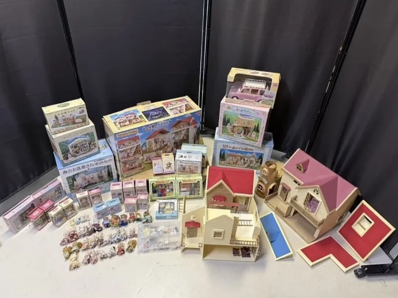 箱入りのドールハウスと人形のおもちゃ一式